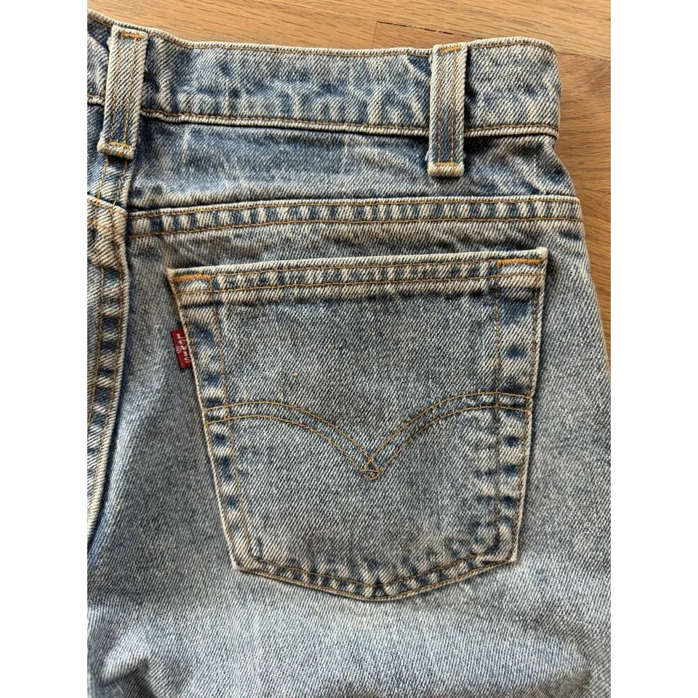 Vintage Levi's 550 Relaxed Fit Tapered Light Wash Blue Denim Jeans Mid Rise